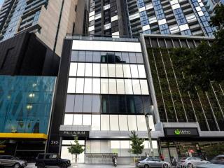 Private Apartment Prime Chic Escape with Balcony Views Pool Gym Parking - Melbourne - 3