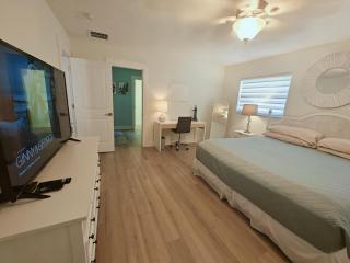 Flamingo by the Sea Cozy Spacious Modern 5 min to Beach Video Tour Sleep up to 10 - Venice - 5