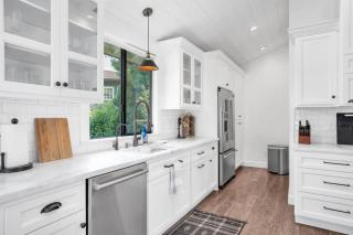 Upscale 4BR Retreat near Monserate Winery Pool Spa - 2