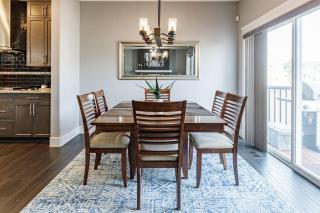 Group Getaway with Yard, Sleeps 13, Near YEG Airpt - 9