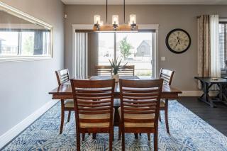 Group Getaway with Yard, Sleeps 13, Near YEG Airpt - 1