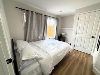 Valley Home 2 Bed 1 Bath Walkout Basement Apartment - Calgary - 8