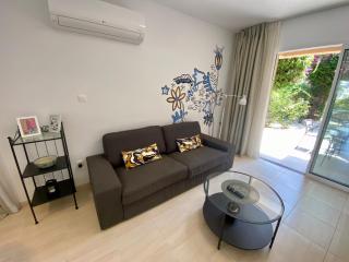 Seaside Sun Kissed House with Pool in Tourist Area - Paphos - 5