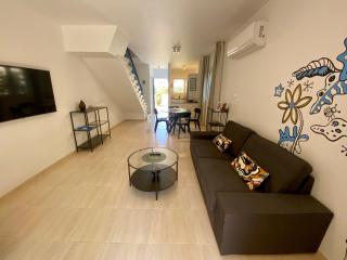 Seaside Sun Kissed House with Pool in Tourist Area - Paphos - 3