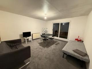 Great for contractors- Flat in Chelmsford with parking for 3 people WITH WIFI - - 3