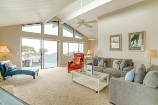 Beach Access and Hot Tub Coastal Gem in Manchester - Manchester - 7