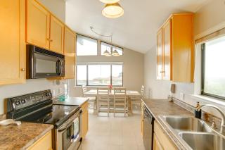 Beach Access and Hot Tub Coastal Gem in Manchester - Manchester - 3
