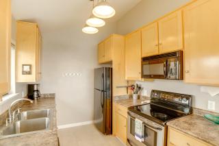 Beach Access and Hot Tub Coastal Gem in Manchester - Manchester - 2