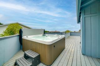 Beach Access and Hot Tub Coastal Gem in Manchester - Manchester - 9