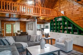 Cabin In Lake Lure Getaway - 2