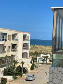 Sunny modern Apartment- Ocean & Pool view in Al Mansouria - Mansouria - 5