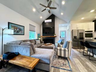 New Cabin w Private Hot Tub and Fire Pit - Somers - 1