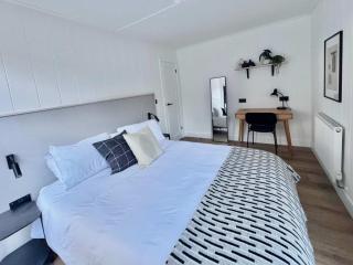 Kingfisher - Luxurious Off-Grid Eco Cabin with Riverviews - Market Drayton - 9