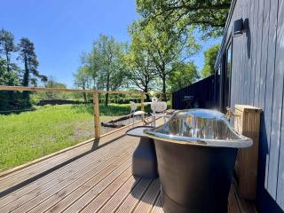 Kingfisher - Luxurious Off-Grid Eco Cabin with Riverviews - Market Drayton - 7