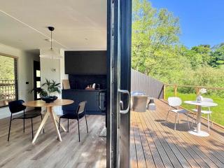 Kingfisher - Luxurious Off-Grid Eco Cabin with Riverviews - Market Drayton - 2
