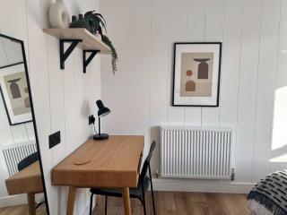 Kingfisher - Luxurious Off-Grid Eco Cabin with Riverviews - Market Drayton - 2