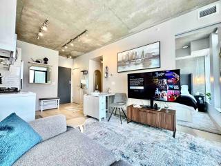 MicroNest - Modern Overlooking Downtown Parking - 0