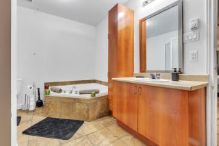 Stylish 3-Bed Loft in Historic Old Montreal - Montréal - 8