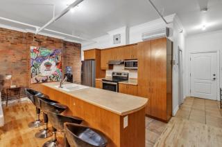 Stylish 3-Bed Loft in Historic Old Montreal - Montréal - 2