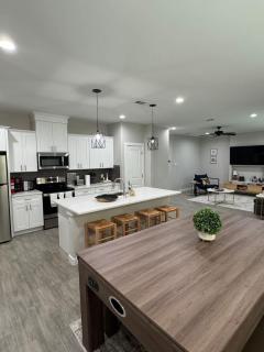 Perry Ave Penthouse 5 Mins to DWTN WiFi Grill Family Games Professionally Managed By Stay Albatross - Waxahachie - 6