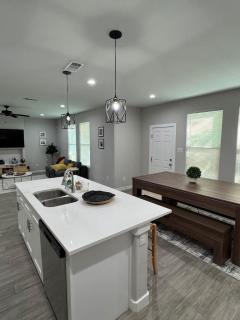 Perry Ave Penthouse 5 Mins to DWTN WiFi Grill Family Games Professionally Managed By Stay Albatross - Waxahachie - 3