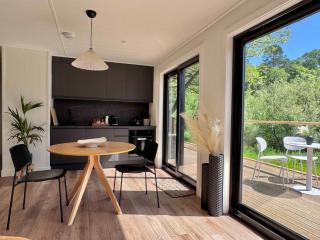 Heron - Luxurious Off-Grid Eco Cabin with River views - Market Drayton - 4