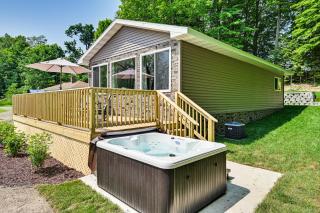 Deck, Dock and Hot Tub Lakeside Retreat in Michigan - - 9