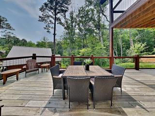 Smoky Poolside Chalet - 0