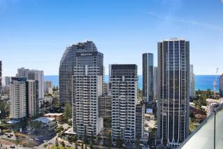 Elegant 2-Bed Apartment in Broadbeach Hotel Tower - 1