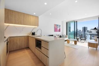 Elegant 2-Bed Apartment in Broadbeach Hotel Tower - Gold Coast - 3