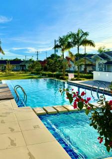 Eds Spacious 3-Bedroom 2-Full Bathroom House with Wifi, AC and Pool - Tinago - 0