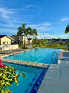 Eds Spacious 3-Bedroom 2-Full Bathroom House with Wifi, AC and Pool - Tinago - 8
