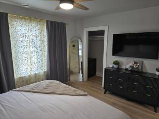 Whole house in Walker's Point + Parking + A/C - 6