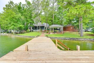 Waterfront Gem on Lake Martin with Kayaks and Dock! - Eclectic - 0