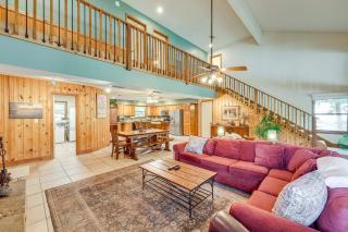 Waterfront Gem on Lake Martin with Kayaks and Dock! - Eclectic - 7
