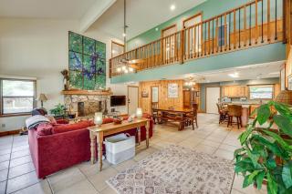 Waterfront Gem on Lake Martin with Kayaks and Dock! - Eclectic - 6