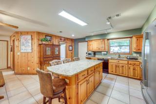 Waterfront Gem on Lake Martin with Kayaks and Dock! - Eclectic - 2