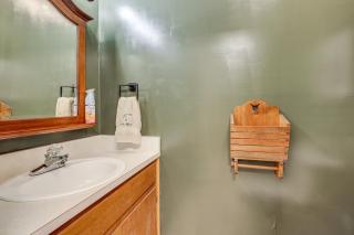 Waterfront Gem on Lake Martin with Kayaks and Dock! - Eclectic - 1