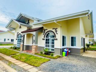 Eds Spacious 3-Bedroom 2-Full Bathroom House with Wifi, AC and Pool - Tinago - 1