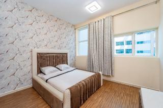 Luxury 2 bedroom next to beach with swimming pool gym and kids play area - Ajman - 7