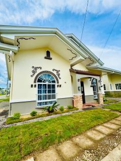 Eds Spacious 3-Bedroom 2-Full Bathroom House with Wifi, AC and Pool - Tinago - 2