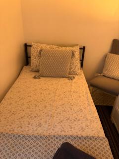 THE LOG CABIN no neighbours sleeps up to 5 people Free parking Bfst drinks PET FRIENDLY - Leicester - 9