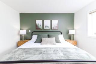 Wintergreen Retreat w/Hot Tub by Village - Big White - 7