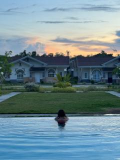 Eds Spacious 3-Bedroom 2-Full Bathroom House with Wifi, AC and Pool - Tinago - 5