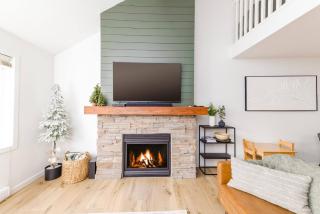 Wintergreen Retreat w/Hot Tub by Village - Big White - 2