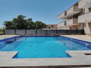 Holiday Home J&D No 2-Nine Bedroom House with Pool - 0