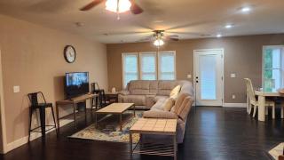 Spacious Downtown 4 Bedroom - Clarksville - 8