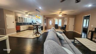Spacious Downtown 4 Bedroom - Clarksville - 6