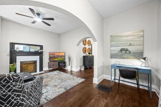 Stylish Home in Historic District Near Riverwalk - Jeffersonville - 3