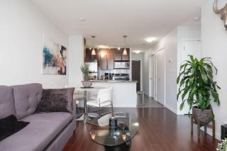 Luxury & Elegant Condo in Best Location with Pool Jacuzzi & Sauna - Vancouver - 6